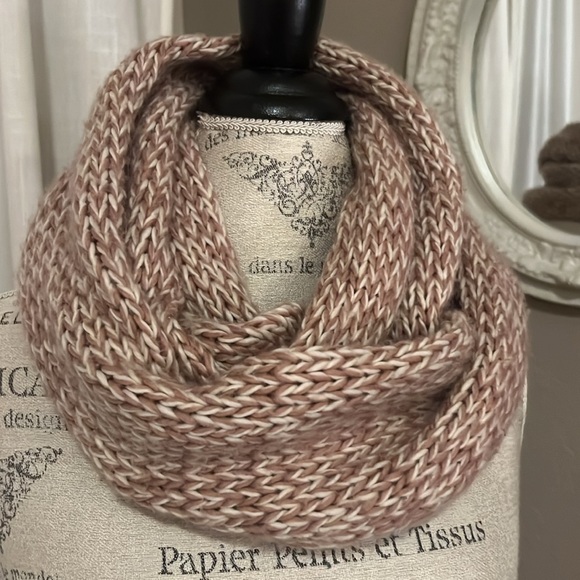 Accessories - Rose pink mauve ivory white knit neck scarf 🧣 infinity wrap women’s accessory